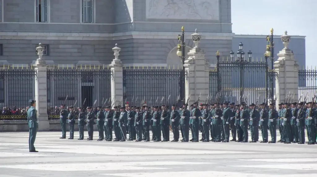 El relevo solemne de la Guardia Real y la participación de la Guardia Civil